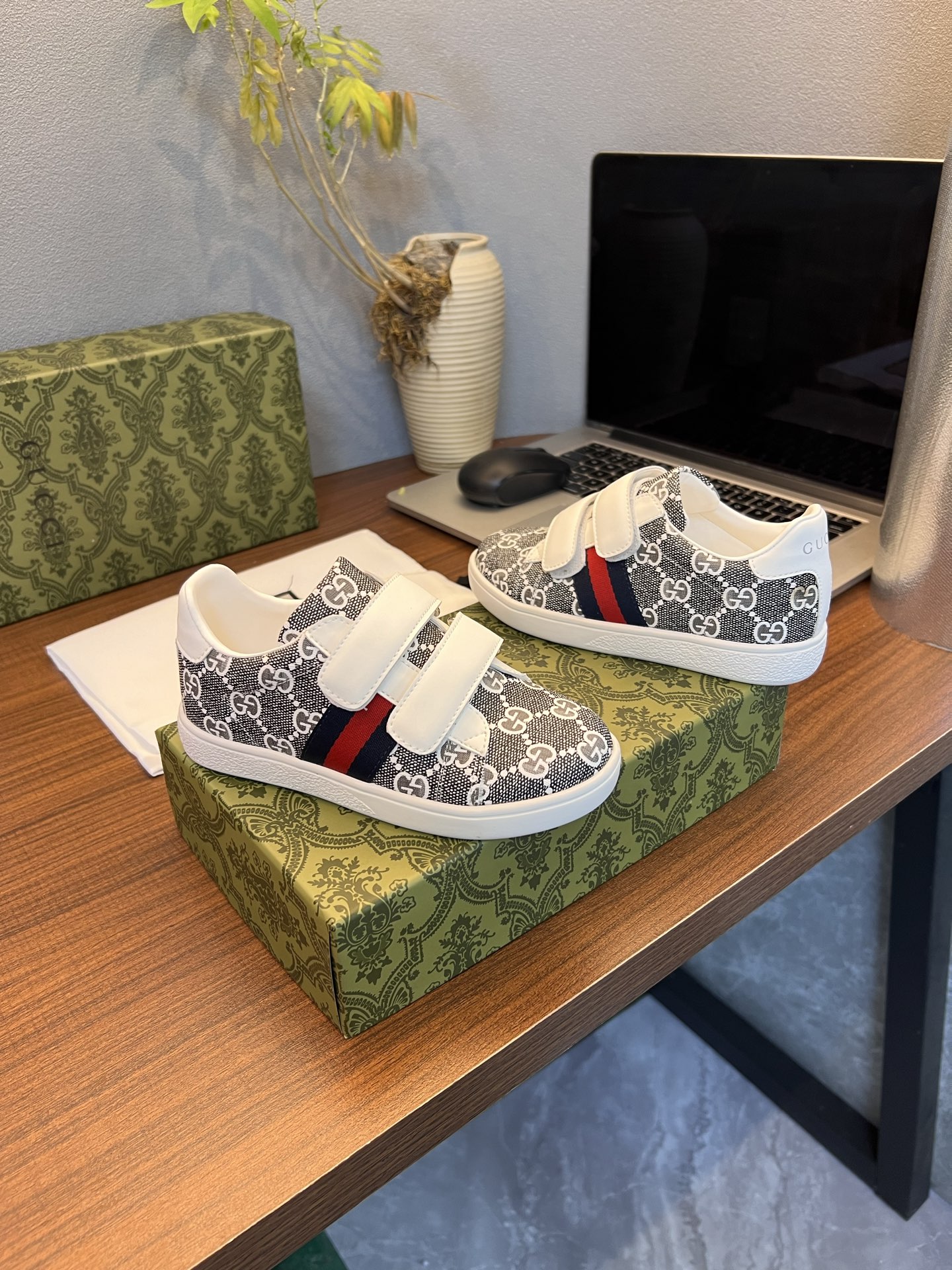 Children's shoes child